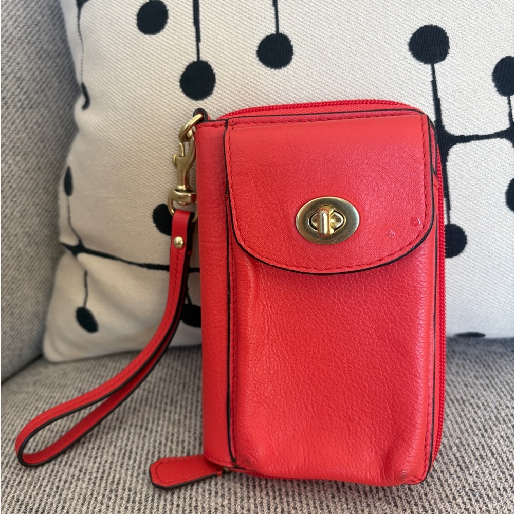 COACH | Vintage Luxury Campbell
Leather Universal Zip Wallet Wristlet